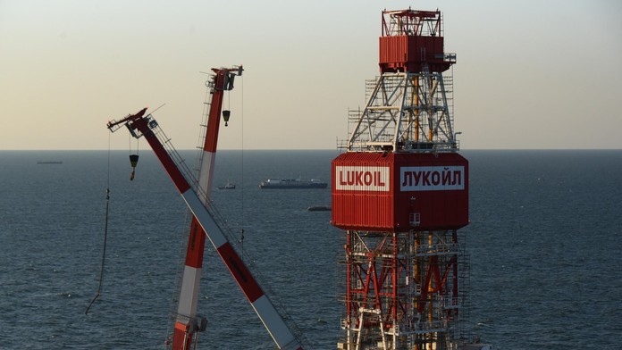 Na snímke ropná plošina na ropnom poli Lukoil Filanovsky v Kaspickom mori.