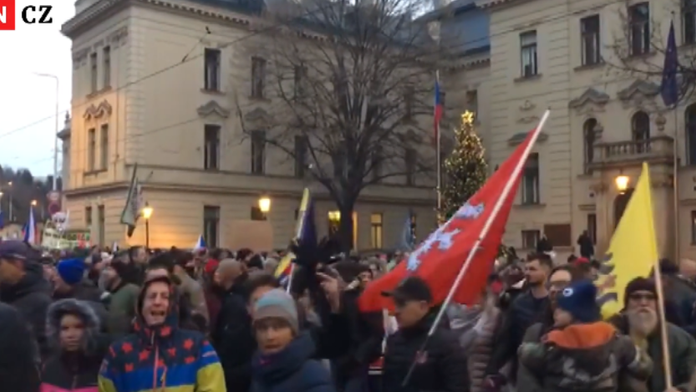 Protest proti povinnému očkovaniu v Prahe