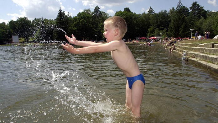 Fanúšikovia Torcidy vtrhli na ihrisko.