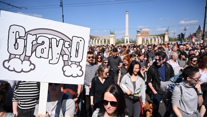 Satirický pochod pride v Maďarsku v šedých farbách