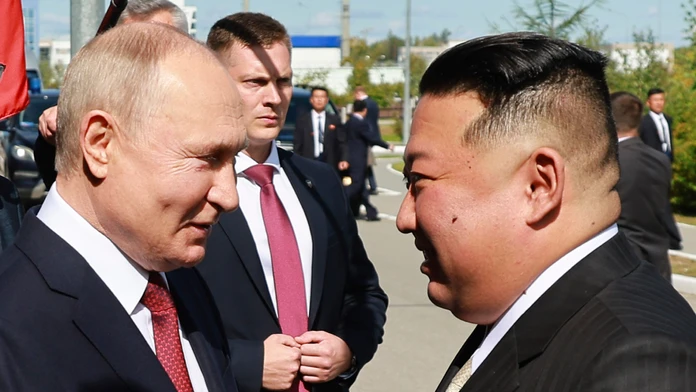 Ruský prezident Vladimir Putin (vľavo) a severokórejský líder Kim Čong-un si podávajú ruky počas stretnutia v Kozmodróme Vostočnyj.
