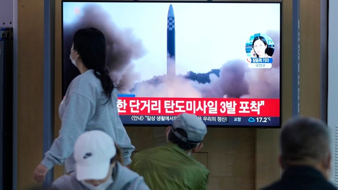 Ľudia sledujú na TV obrazovke miestne správy o štarte balistickej strely krátkeho doletu v Severnej Kórei.