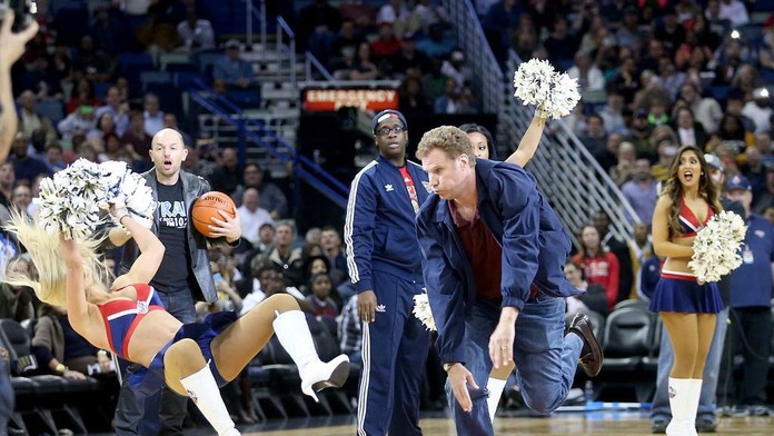 Opitý herec hodil roztlieskavačke loptu do hlavy