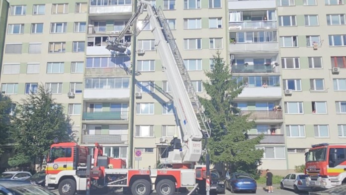 Na snímke hasiči zasahujú pri požiari bytovky v Košiciach.