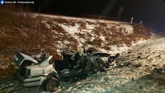 Auto VW Passat po nehode, v ktorom zomreli traja mladí ľudia.