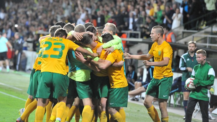 Na snímke gólová radosť futbalistov Žiliny