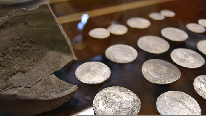 Na snímke strieborné mince, ktoré boli nájdené v obci Kostolné Kračany v okrese Dunajská Streda