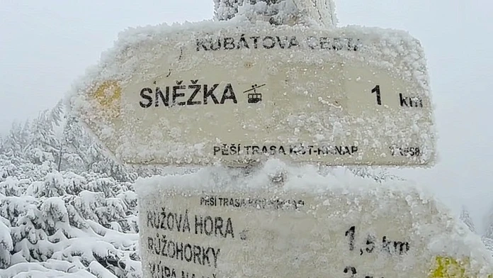 V silnom vetre šliapal na Sněžku a sníval o teplom jedle. Keď uvidel ceny, prešla ho chuť – čaj za 4 eurá ho dorazil