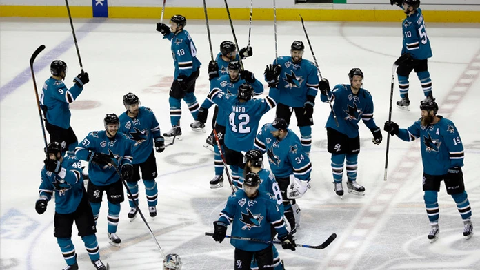 Hokejisti San Jose Sharks vedú vo finále Západnej konferencie play off NHL nad St. Louis Blues 2:1.