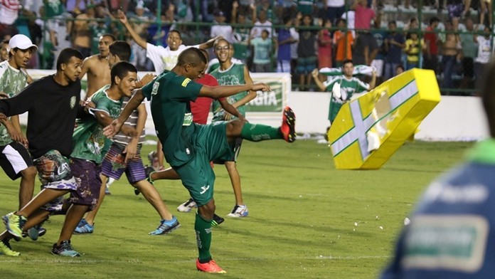 Na trávniku vznikol priadny chaos.