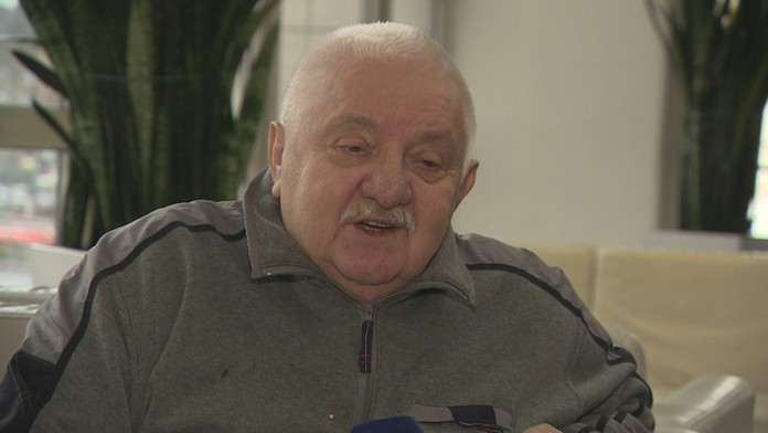 Marika Gombitová si preberá od Andreja Kisku ocenenie Pribinov kríž I. triedy.