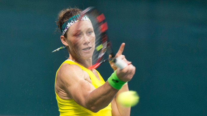 Samantha Stosurová počas fedcupového zápasu proti Jane Čevelovej.