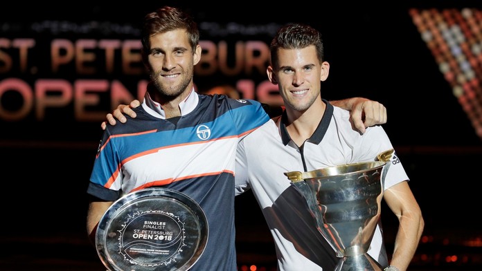 Porazený finalista slovenský tenista Martin Kližan a víťaz turnaja v Petrohrade Domic Thiem.