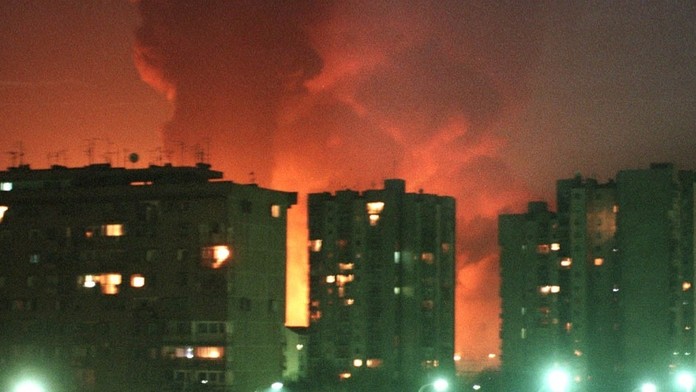 Na archívnej snímke z apríla 1999 požiar teplárne v Belehrade po zásahu riadenými strelami.