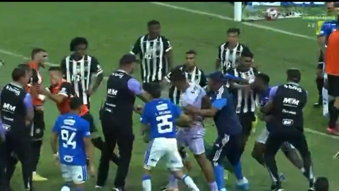 VIDEO: Divočina v Brazílii. Pri hromadnej bitke rozhodca rozdal rekordný počet kariet