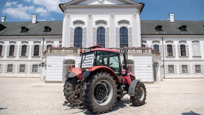 Odparkovaný traktor pred Prezidentským palácom.