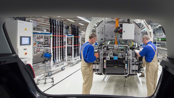 Na archívnej snímke z 26. januára 2016 zemastnanci Wolkswagenu 