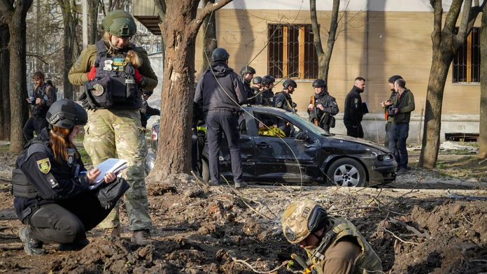 Vojenskí experti skúmajú miesto ruského bombového útoku, pri ktorom zahynulo niekoľko ľudí v meste Charkov.