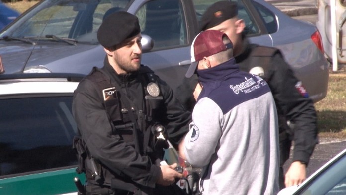 Policajti muža zadržali.