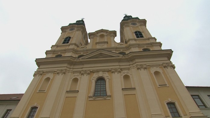 V kostoloch už môže byť viac veriacich. V praxi však stále zostávajú poloprázdne