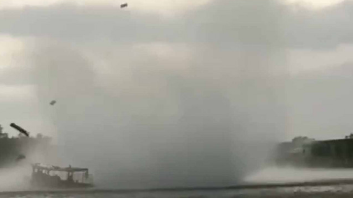 VIDEO: Ľudí na rieke znenazdajky zasiahlo tornádo. Výletnú loď doslova pohltilo