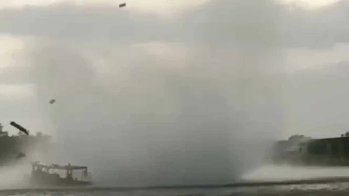 VIDEO: Ľudí na rieke znenazdajky zasiahlo tornádo. Výletnú loď doslova pohltilo