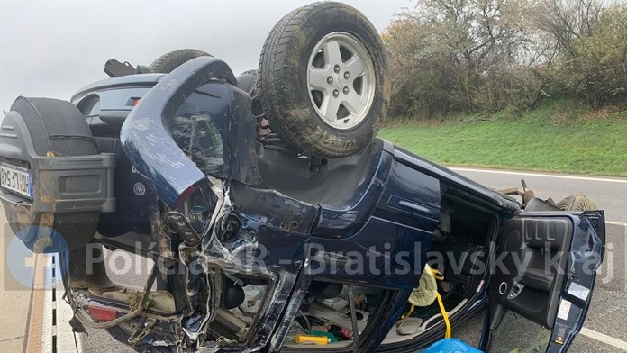 Dopravu na diaľnici D1 ochromila nehoda džípu so zelenou sušinou. Desiatky kilometrov dlhé kolóny sú aj na D2