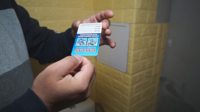 Nabitá karta s peniazmi k stojanu na vodu.