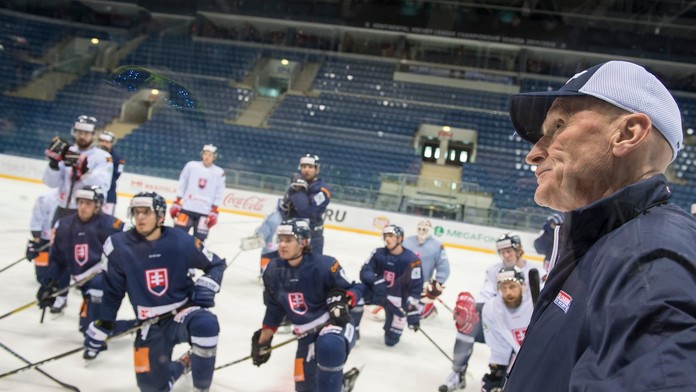 Na snímke vpravo slovenský reprezentačný tréner Craig Ramsay na tréningu počas prípravy pred zápasmi Euro Hockey Challenge.