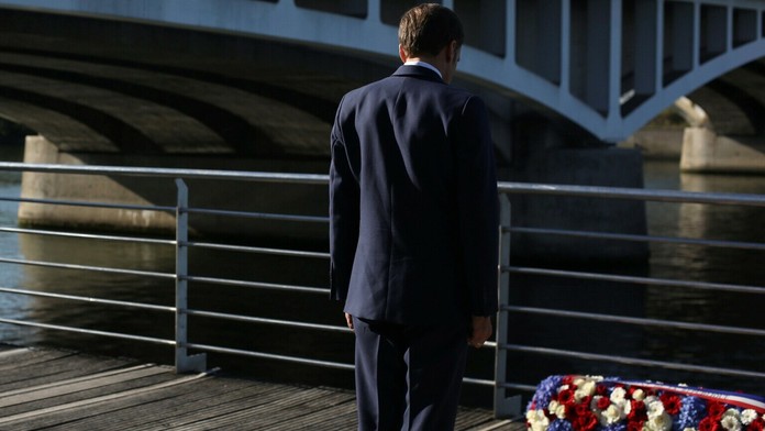 Emmanuel Macron a jeho tichá spomienka na obete masakry.