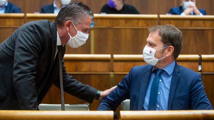 Na snímke zľava minister vnútra SR Roman Mikulec a minister financií SR Igor Matovič.