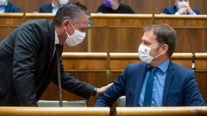 Na snímke zľava minister vnútra SR Roman Mikulec a minister financií SR Igor Matovič.