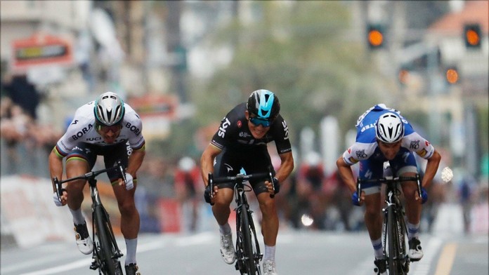Peter Sagan, Michal Kwiatkowski a Julien Alaphilippe špurtujú o víťazstvo na pretekoch Miláno San Remo 2017.
