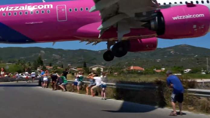 Tak to bolo o chlp. Turisti na gréckom ostrove sa krčili v snahe vyhnúť sa kolesám pristávajúceho lietadla