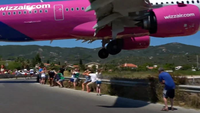 Tak to bolo o chlp. Turisti na gréckom ostrove sa krčili v snahe vyhnúť sa kolesám pristávajúceho lietadla