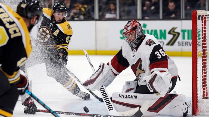 Brad Marchand strieľa na bránku Arizony.