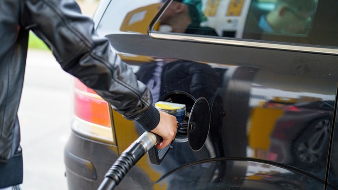 Muž tankuje benzín na pumpe 