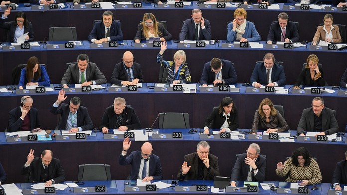 Eurokomisia pod vedením von der Leyenovej ustála hlasovanie o nedôvere