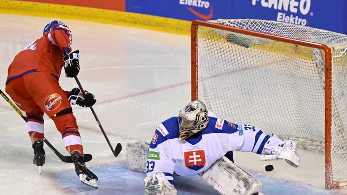 Patrik Zdráhal prekonáva Dominika Riečického.