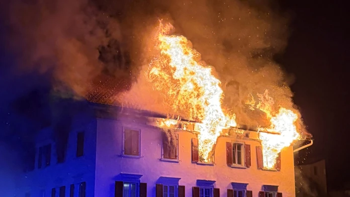 Peklo vo veľkom bytovom dome. Požiar usmrtil dvoch ľudí, ďalší sú nezvestní