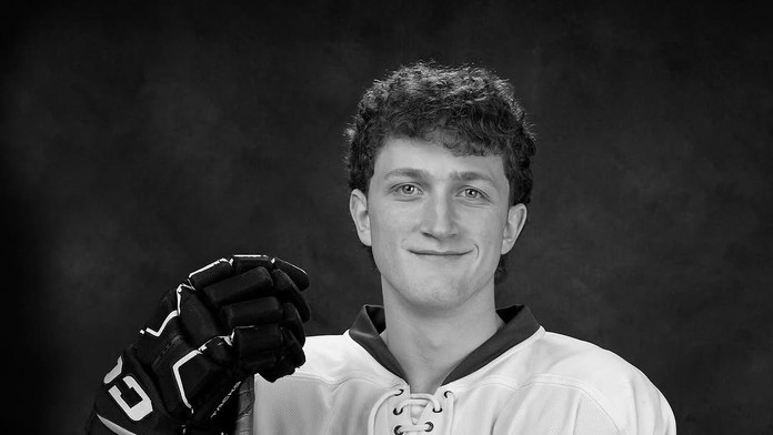 Tragédia priamo na ľade. Mladý hokejista skolaboval, zachrániť sa ho nepodarilo