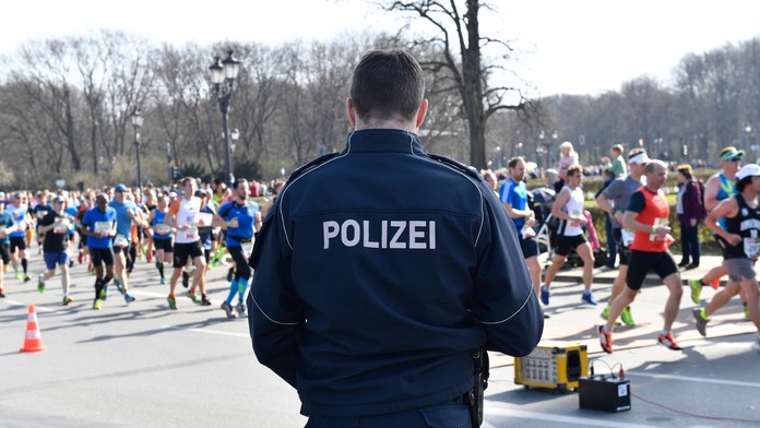 Nemecký policajt na polmaratóne v Berlíne