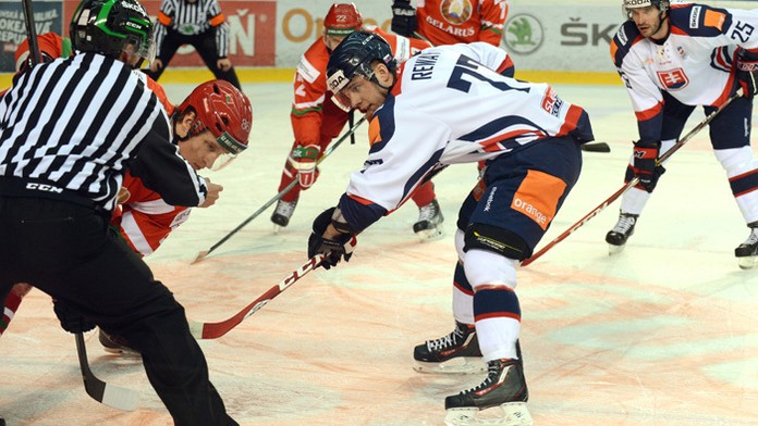 Martin Réway na vhadzovaní, za ním Marek Viedenský.