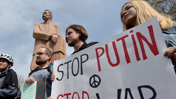 Na protestoch proti vojne zatkli v Rusku vyše 170 ľudí. Policajti brali aj ľudí sediacich na lavičke