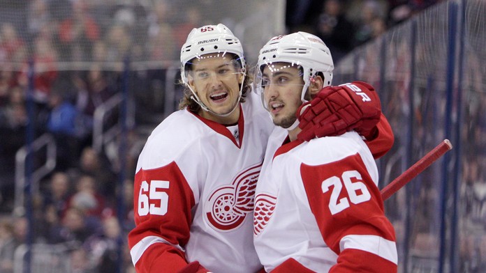 Slovenský útočník Detroit Red Wings Tomáš Jurčo (vpravo) oslavuje svoj gól s Dannym DeKeyserom v zápase Columbus Blue Jackets - 