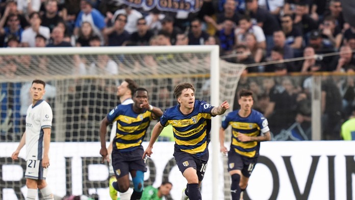 Adrian Bernabe sa teší z gólu