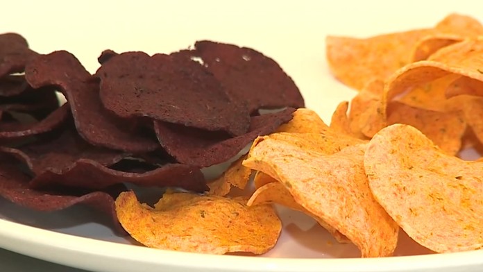 Na snímke zeleninové čipsy.