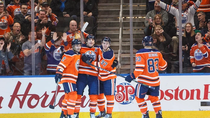 Na snímke zľava hráči Oilers  - Slovák Andrej Sekera, Milan Lučič, Connor McDavid  a Matthew Benning  oslavujú gól.