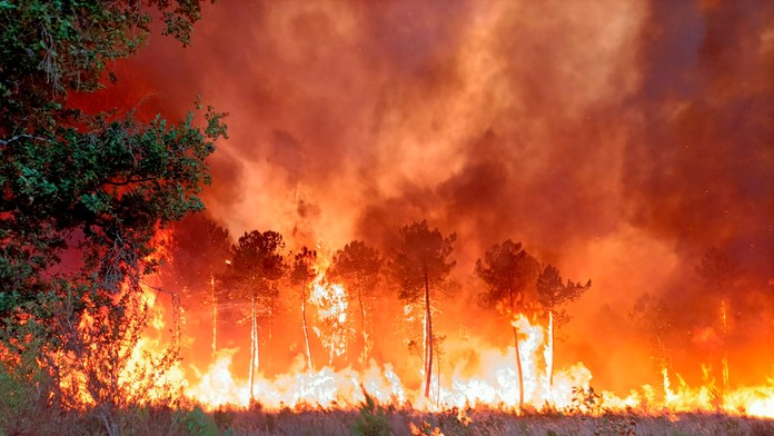 Stredozemný ostrov v plameňoch. Pre obrovské požiare museli ľudí evakuovať