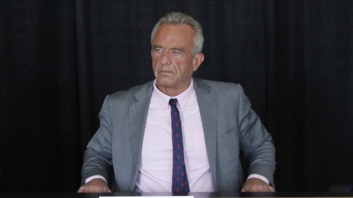 Kennedy spochybnil bezpečnosť mRNA vakcín a oznámil zrušenie zmlúv na ich vývoj